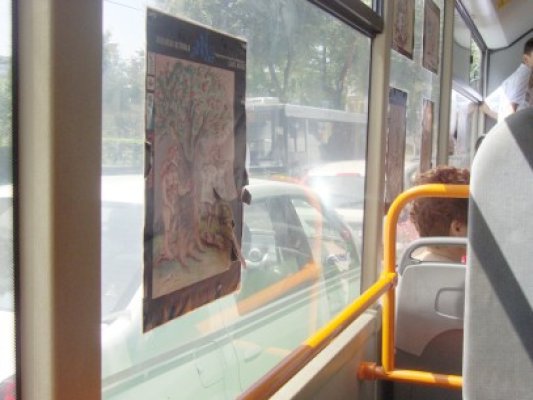 Ca barbarii, constănţenii au vandalizat caricaturile din autobuze